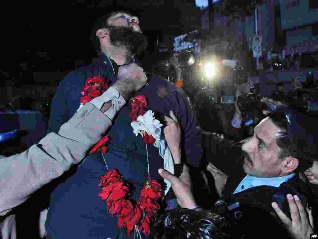 Pakistan - Tjelohranitelj Mumtaz Hussain Qadari svoju je štićenu osobu, guvernera provincije Punjab, Salmana Taseera, ustrijelio u Islamabadu. Taseer je bio ugledni član Narodne stranke, smatran je umjerenim političarom, 05.01.2011. Foto: AFP / Amir Qureshi 