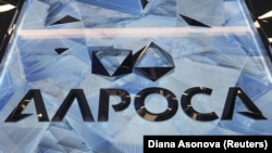 Логотип російського виробника алмазів АЛРОСА в штаб-квартирі в Москві, Росія, 26 січня 2018 р. REUTERS/Діана Асонова/Фото з файлу