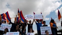 Армяне в Иерусалиме на акции протеста перед зданием МИД Израиля требуют не поставлять оружие Азербайджану. 14 апреля 2016 г.