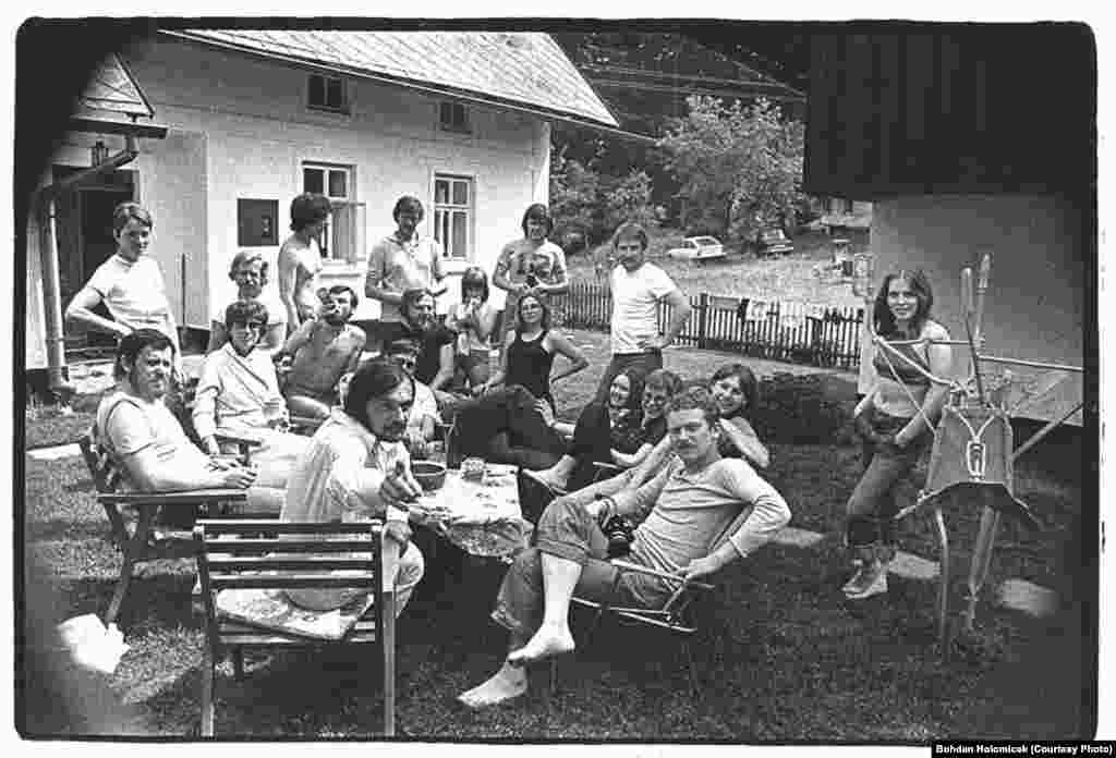 Friends and actors gather for a reading of Havel&#39;s play &quot;The Garden Party.&quot;