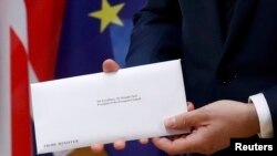 Եվրամիության խորհրդի նախագահ Դոնալդ Տուսկը ցուցադրում է Մեծ Բրիտանիայի վարչապետի նամակը: 