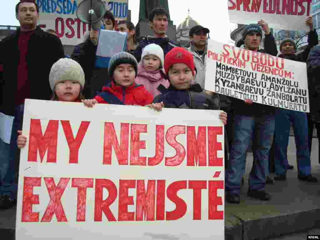 Беженцы говорят, что их ждет опасность в случае возвращения в родной Казахстан - Дети казахских беженцев с плакатом на руках, где написано "Мы не экстремисты".