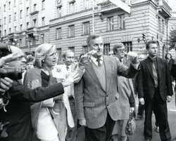 Анатолій Собчак (в центрі) і Володимир Путін (за спиною)