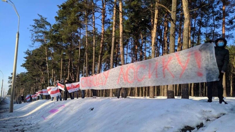 Жители Беларуси выстраиваются в цепи солидарности, есть задержанные