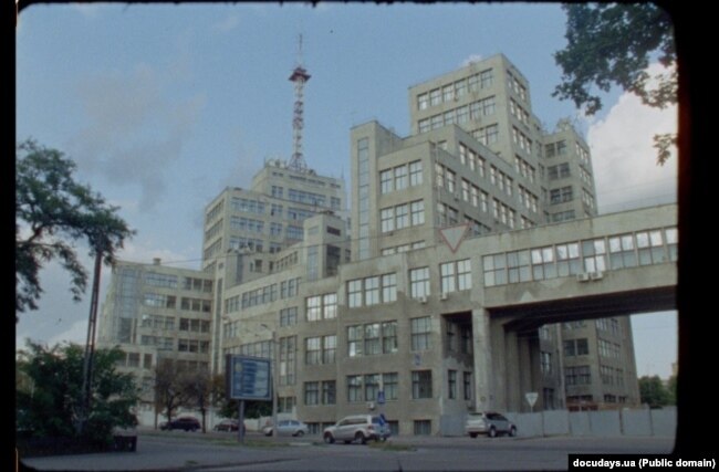 На обстріляній російськими ракетам Площі Свободи в Харкові розташована і конструктивістська будівля Держпрому