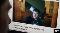 Санкт-Петербург метросында теракт ұйымдастырған деп айыпталған Акбаржон Жалиловтің монитордағы суретіне қарап отырған адам. Мәскеу, 4 сәуір 2017 жыл. 