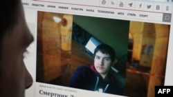 Мужчина смотрит на монитор компьютера, где открыто сообщение о том, что подозреваемым в совершении взрыва в петербургском метро является Акбаржон Джалилов. Москва. 4 апреля 2017 года.