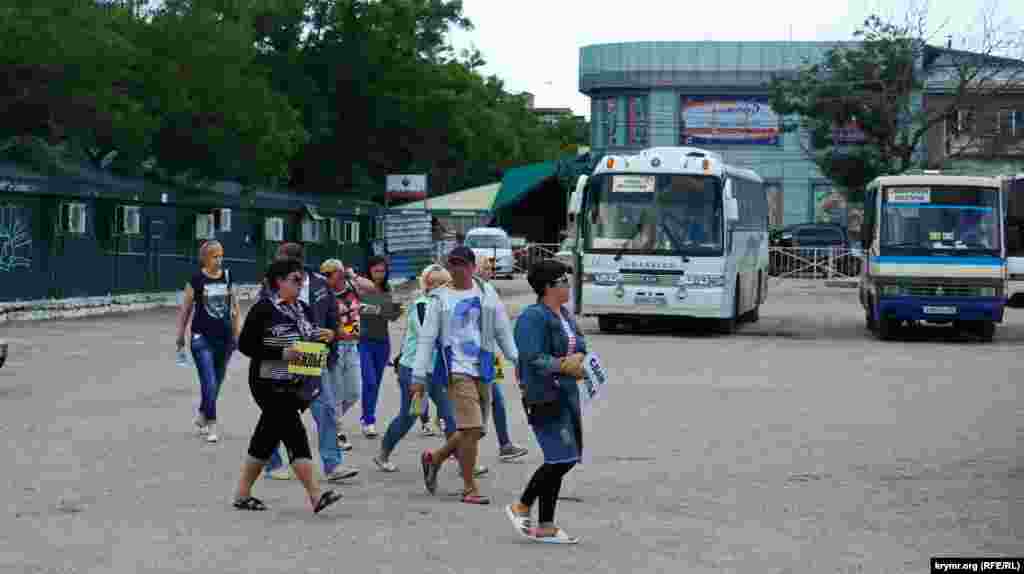 Приїжджих на автовокзалі Євпаторії зустрічає група місцевих квартироздавачів