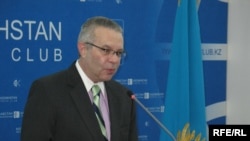Посол США в Казахстане Ричард Хоугланд. Алматы, 6 ноября 2008 года. 