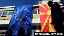 Македонський і європейські прапори майорять у столиці Скоп’є напердодні референдуму про назву країни