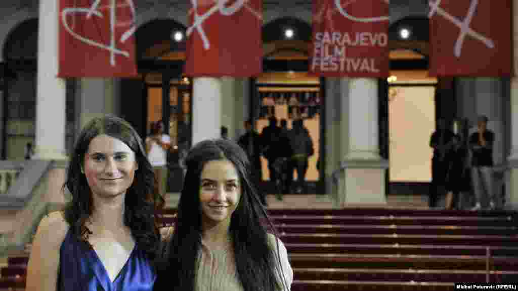 Cristina Flutur i Cosmina Stratan glumice iz filma ¨Iza brda¨, 12. juli 2012. 