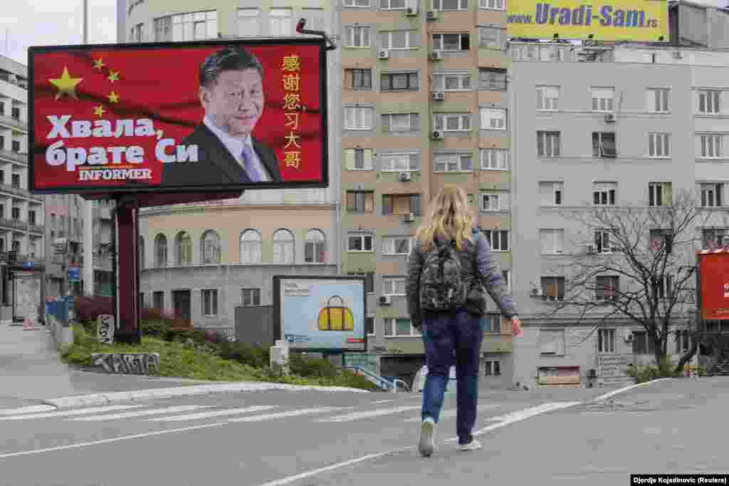 Un panou aparent plătit de Informer, un ziar sârb aliniat cu guvernul. Mesajul este: "Mulțumesc frate (președintele chinez) Xi". Panoul a fost instalat după ce China a trimis Serbiei materiale medicale, pe fondul pandemiei de coronavirus. Nu este clar câte materiale au fost plătite la livrare și câte au fost donate. China a fost criticată pe larg pentru eșecul gestionării începutului pandemiei, în focarul din Wuhan, la sfârșitul lui 2019.