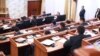 Апта: Парламентте мандат чыры, сомду сактаган "ур-токмок"