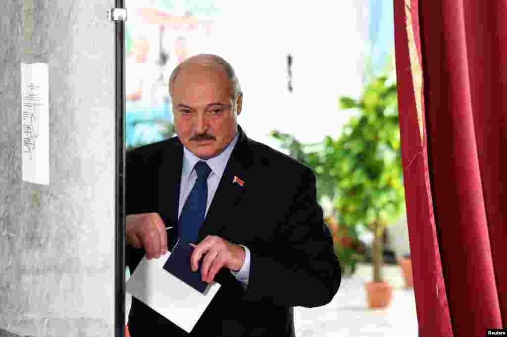 Олександр Лукашенко голосує у Мінську. Він &ndash; вже 26 років президент Білорусі 