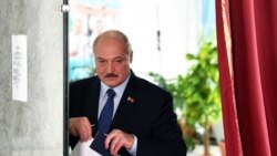 Президент Александр Лукашенко голосует на избирательном участке в Минске 9 августа 2020 года