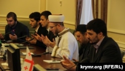 Молитва на заседании круглого стола «Памятники культуры и истории крымских татар»