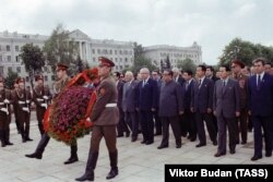 Ускладаньне кветак на плошчы Перамогі. Распавядаюць, нібыта Кім Ір Сэн не любіў высокіх прыступак, таму савецкі бок меркаваў, што кветкі будуць ускладзеныя не да абэліска, а да Вечнага агню, а Кім Ір Сэн на такую прапанову ледзь не абразіўся, да абэліска падняўся