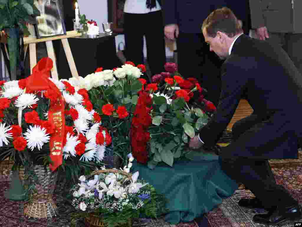 Прэзыдэнт Расеі Дзьмітры Мядзьведзеў ушаноўваеп памяць загіблых ля польскай амбасады ў Маскве.