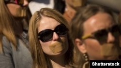 روزنامه‌نگاران با بستن دهان خود به سانسور اعتراض می‌کنند.