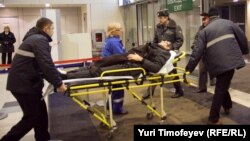 Эвакуация пострадавшего от теракта в "Домодедово"