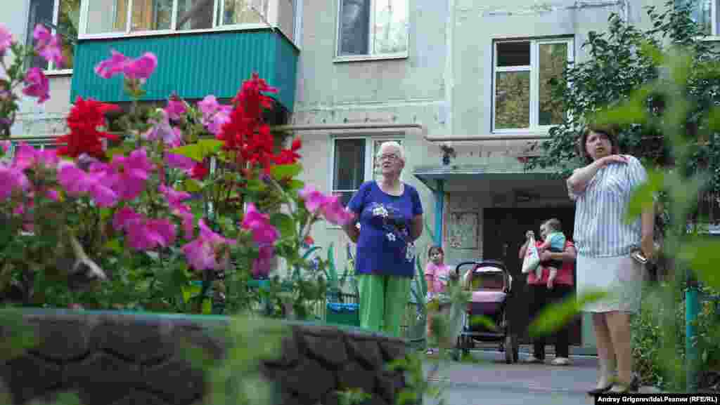 Покрышки в ТСЖ используют не от хорошей жизни. Вазоны стоят дорого и к тому же их крадут. В ТСЖ "Спартак-10" имеется такой печальный опыт. 