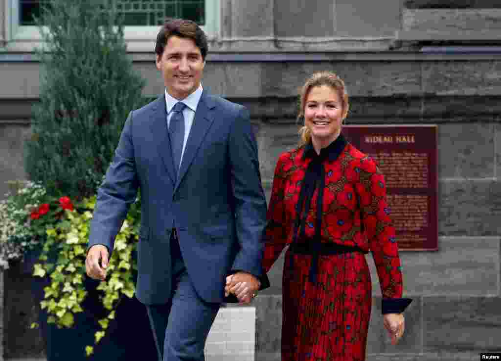 КАНАДА - Канадскиот премиер Џастин Трудо ќе остане во карантин следните 14 дена откако е утврдено дека неговата сопруга, Софи Грегори Трудо, е позитивна на коронавирусот. Таа имала благи симптоми и се чувствува добро и исто така ќе остане во изолација 14 дена.