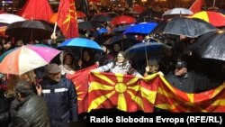 Demonstrantlar parlament binasynyň öňünde ýygnanyp, irki ähliumumy saýlawlaryň geçirilmegine çagyryş etdiler.