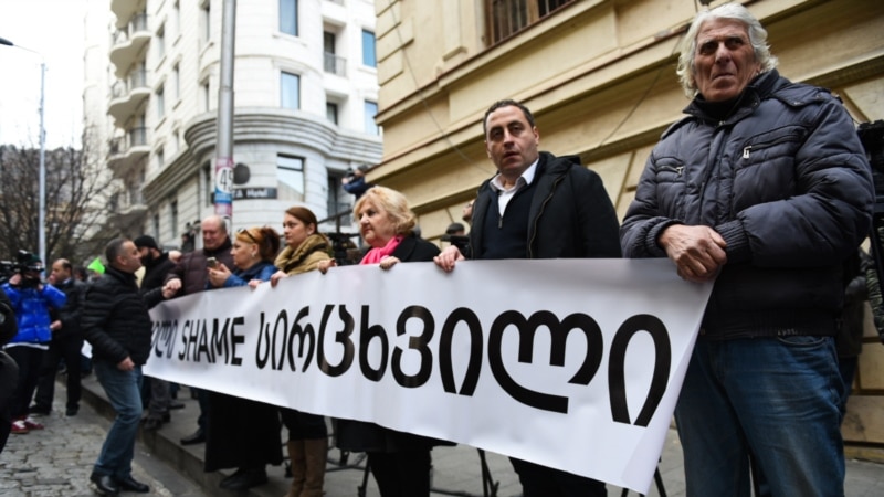 Оппозиция устроила «коридор позора» депутатам правящей партии Грузии