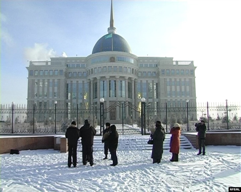 Участники акции протеста перед главной резиденцией президента Казахстана и журналисты. Астана, 8 декабря 2009 года