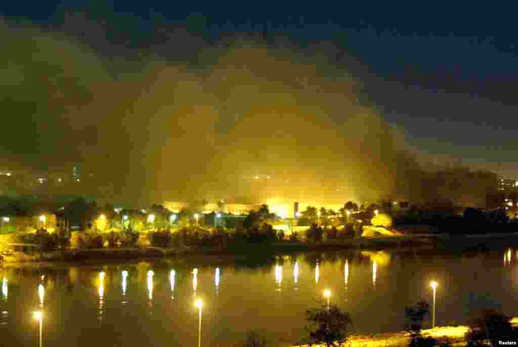 ერაყის დედაქალაქში დაგეგმვის სამინისტროს შენობიდან კვამლი ამოდის აშშ-ის სამხედრო რეიდების დაწყებიდან მეორე დღეს. 2003 წ. 20 მარტი.