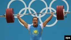 Казахстанский тяжелоатлет Илья Ильин на Олимпийских играх 2012 года в Лондоне.