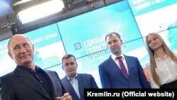 Президент России Владимир Путин после закрытия избирательных участков посетил предвыборный штаб партии «Единая Россия».