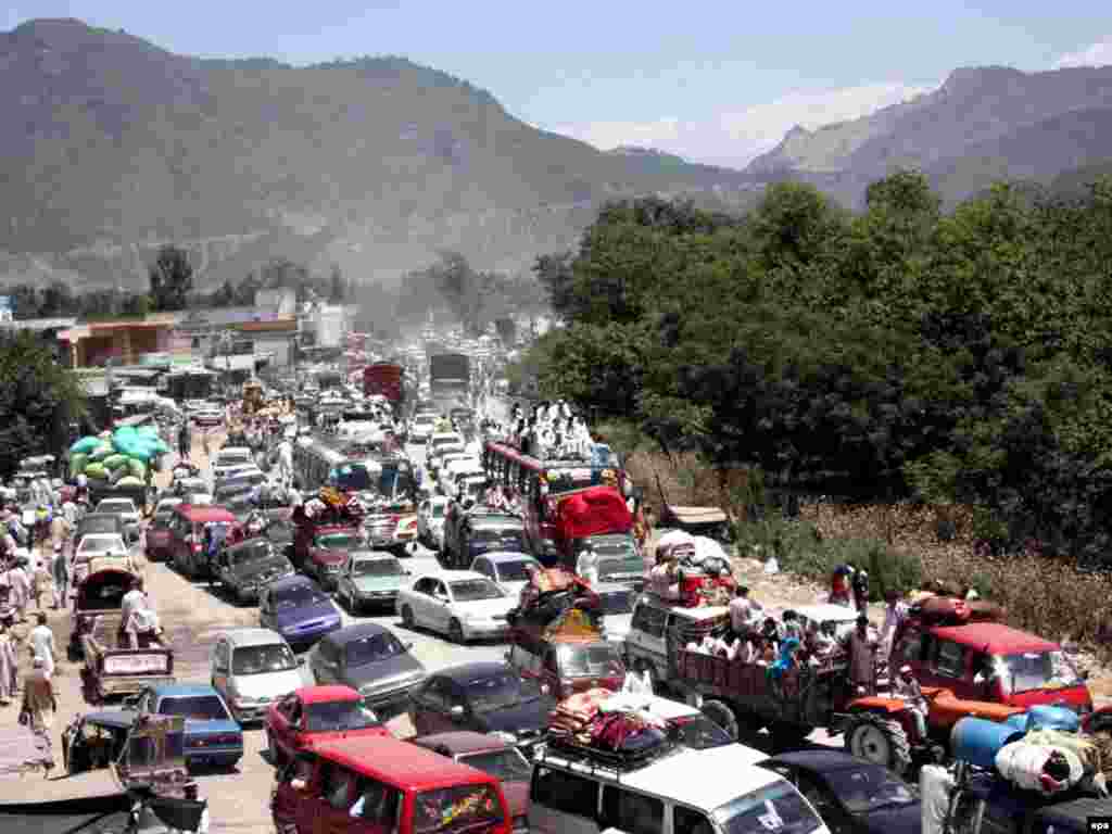 Pakistan - Izbjeglice - Stručnjaci tvrde da je oko 200.000 ljudi do sada pobjeglo iz regiona Swat u Pakistanu, gdje se vojska ove države pokušava obračunati sa Talibanima.