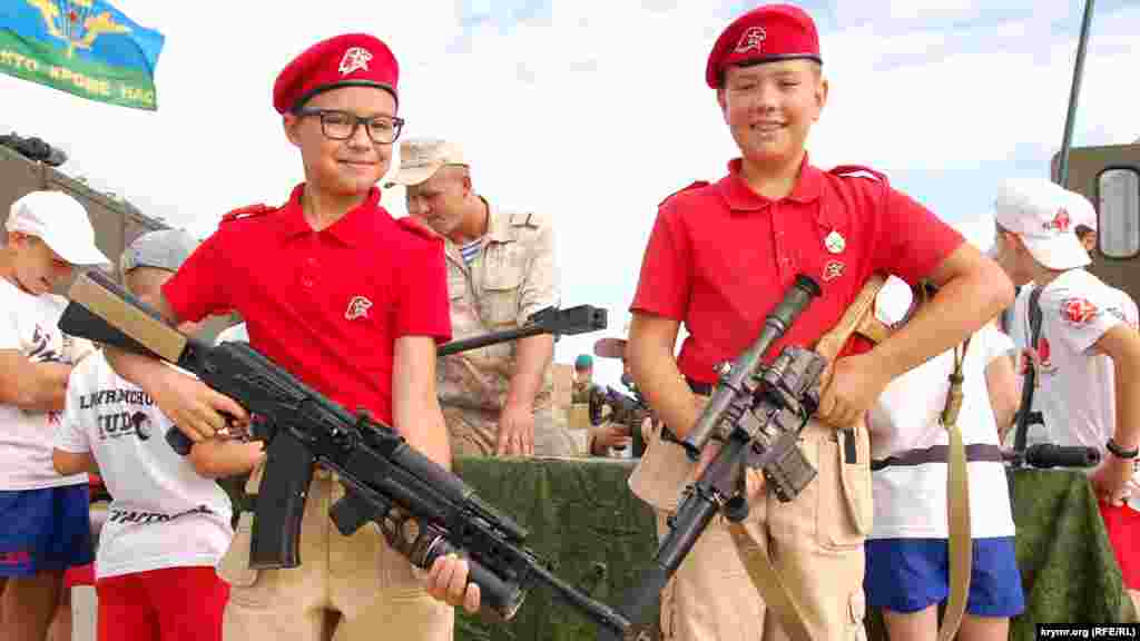 Два мальчика из движения &laquo;Юнарамия&raquo; с российским стрелковым оружием на праздновании Дня ВДВ в Севастополе