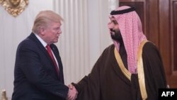 На снимке: президент США Дональд Трамп и заместитель крон-принца Саудовской Аравии и министр обороны Мохамед бин Салман.
