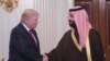На снимке: президент США Дональд Трамп и заместитель крон-принца Саудовской Аравии и министр обороны Мохамед бин Салман