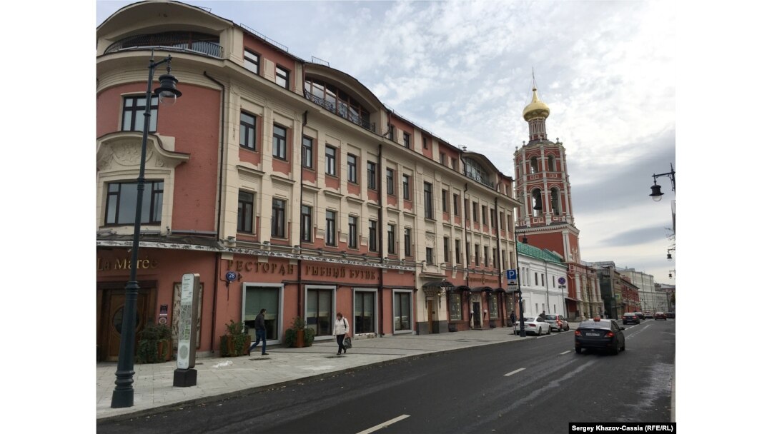 Доходный дом Бони и Высоко-Петровский монастырь с Петровки (Надвратная церковь Покрова Пресвятой Богородицы)