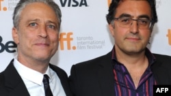 Джон Стюарт и Мазиар Бахари на премьере фильма "Розовая вода", состоявшейся на фестивале в Торонто
