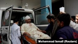 مردی که در یک انفجار در کابل زخمی شده است در حال انتقال به شفاخانه. August 7, 2019