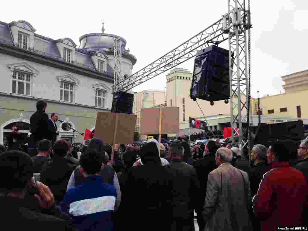 Obraćanje Fatmira Ljimaja demonstrantima