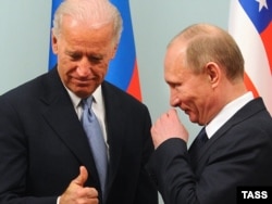 Joe Biden (b) és Vlagyimir Putyin moszkvai találkozója 2011. március 11-én.