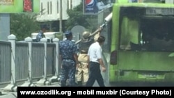 Шу йил июнида Тошкент автобусида содир бўлган ёнғинга оид бу сурат Озодликнинг мобил мухбирларидан бири томонидан юборилганди.