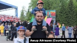 Амыр Айташев с детьми