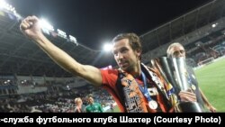 Darijo Srna az ukrán kupával a kezében 2015. július 25-én