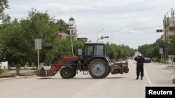 Ақтөбе көшесінде жүрген полиция жасағы. 10 маусым 2016 жыл.