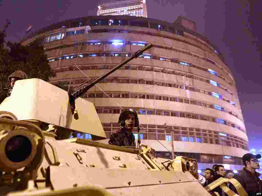 Members of Mubarak's Republican Guard deploy outside the national television building in Cairo on January 28.