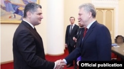 Премьер-министр Армении Тигран Саргсяy (слева) и председатель коллегии Евразийской экономической комиссии Виктор Христенко, Ереван, 5 декабря 2012 г.