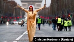 Участница протестов в Париже в костюме Фемиды (архивный снимок, декабрь 2018)