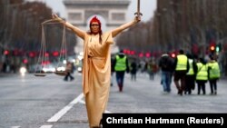 Участница протестов в Париже в костюме Фемиды. Архивное фото.