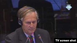 General Michael Rose za vrijeme svjedočenja na suđenju Radovanu Karadžiću 7. oktobra 2010. godine